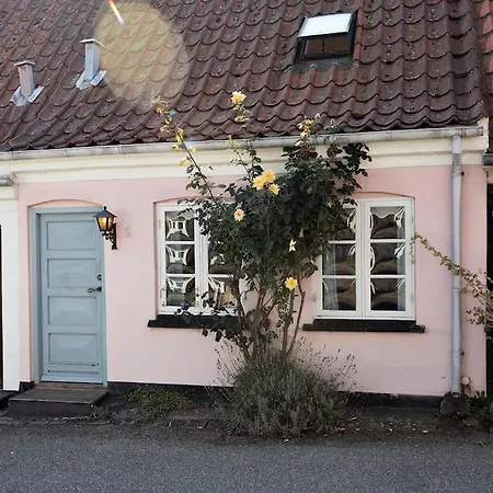 Skont Fiskerhus. Taet Pa By, Havn Og Havet *